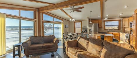 Una Smart TV, una chimenea