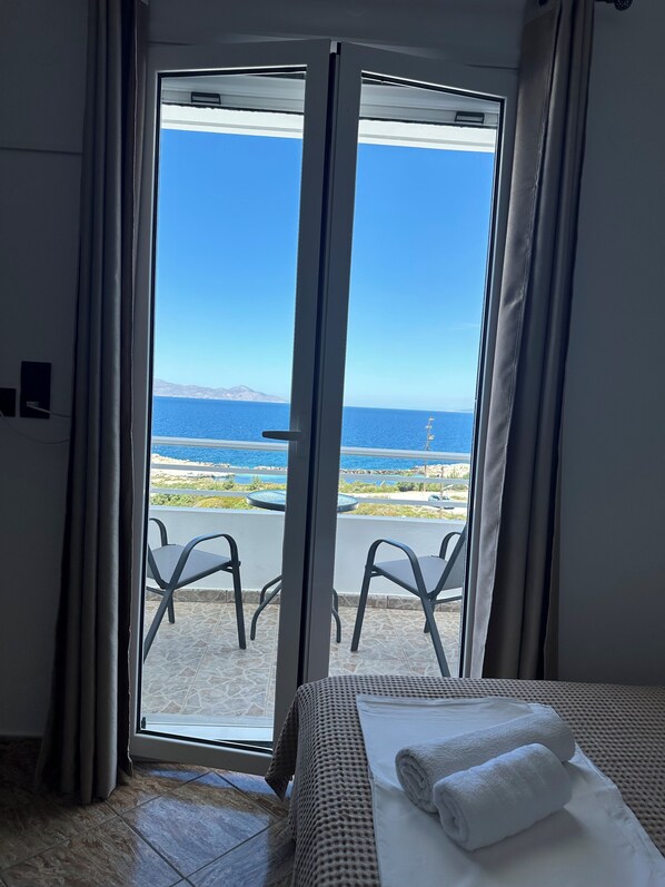 Tabla de planchar con plancha, wifi y ropa de cama 