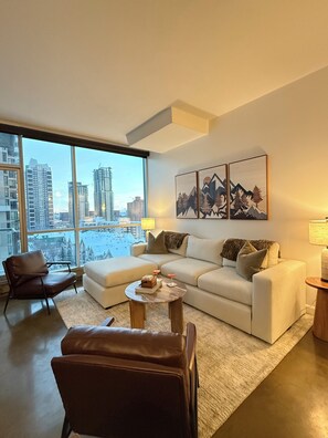 TV - Country Meets City! Modern 1BR Downtown Condo (Calgary)