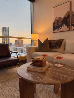 TV - Country Meets City! Modern 1BR Downtown Condo (Calgary)
