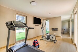 A home gym with a treadmill, elliptical, and dumbbells. - 201 Fabulous Apt near La Diana/Reforma/U.S Embassy (Mexico City)