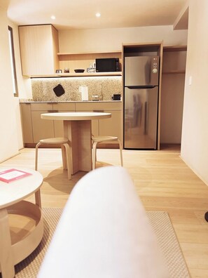 A modern kitchen with a central island, stainless steel appliances, and wooden cabinetry. - 201 Fabulous Apt near La Diana/Reforma/U.S Embassy (Mexico City)