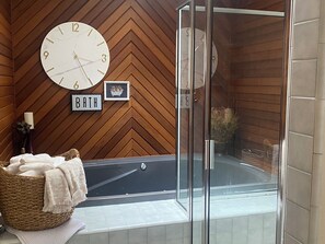 Jetted bath, hair dryer, towels, soap - The Scandinavian Chalet - Tranquility in Town (Midland)