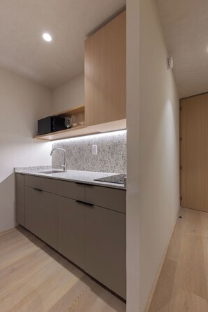 Kühlschrank, Wasserkocher mit Kaffee-/Teezubehör