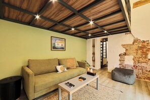 TV - 1BR Vibrant Italian Style Loft (Mexico City)