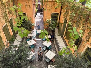 Outdoor dining - 1BR Vibrant Italian Style Loft (Mexico City)