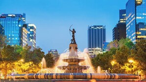 A cityscape with a prominent fountain and modern buildings in the background. - 101 Extraordinary apartment next to The St. Regis. Regis (Mexico City)