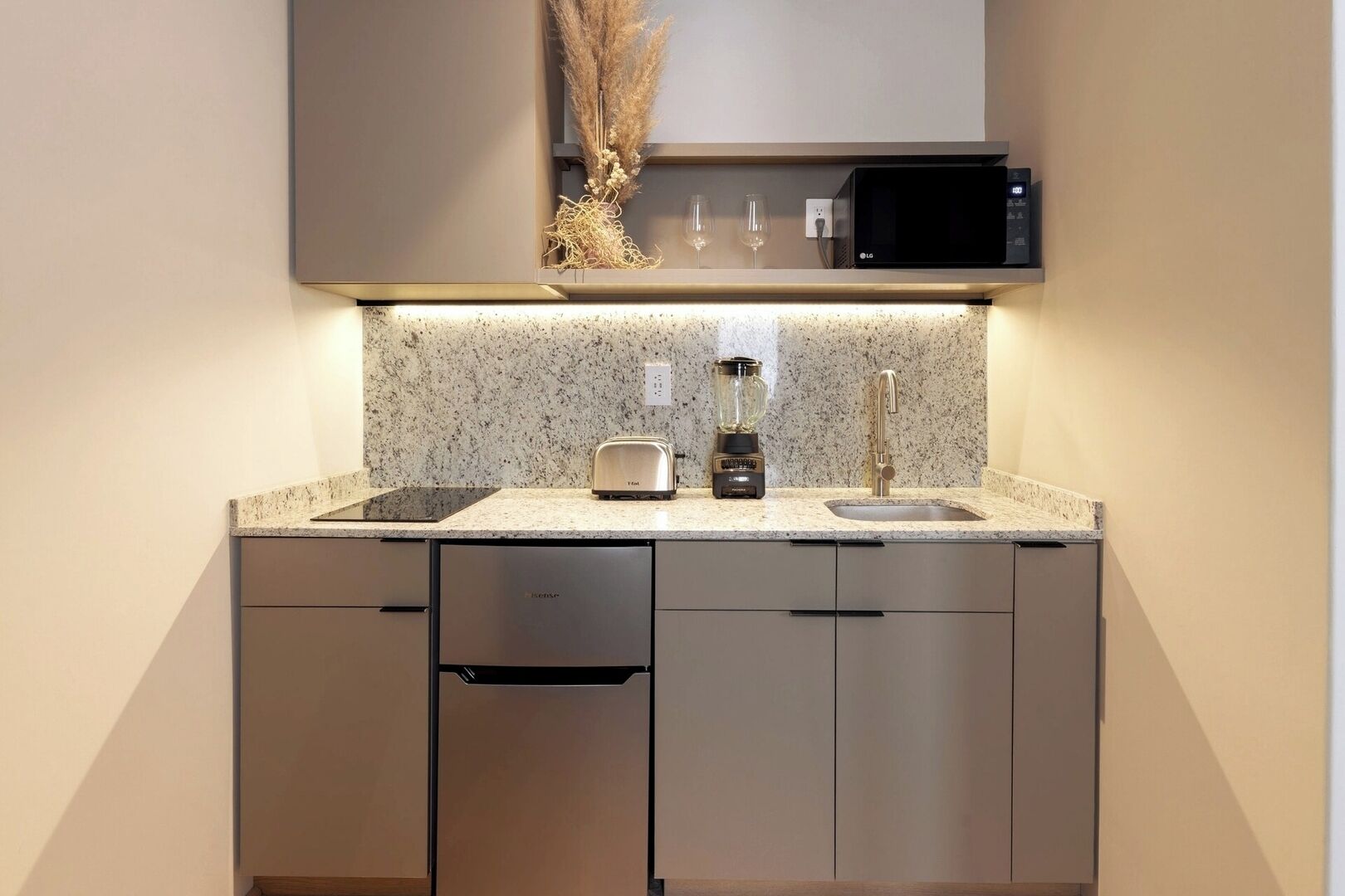 Microondas, parrilla de estufa y cafetera y tetera 