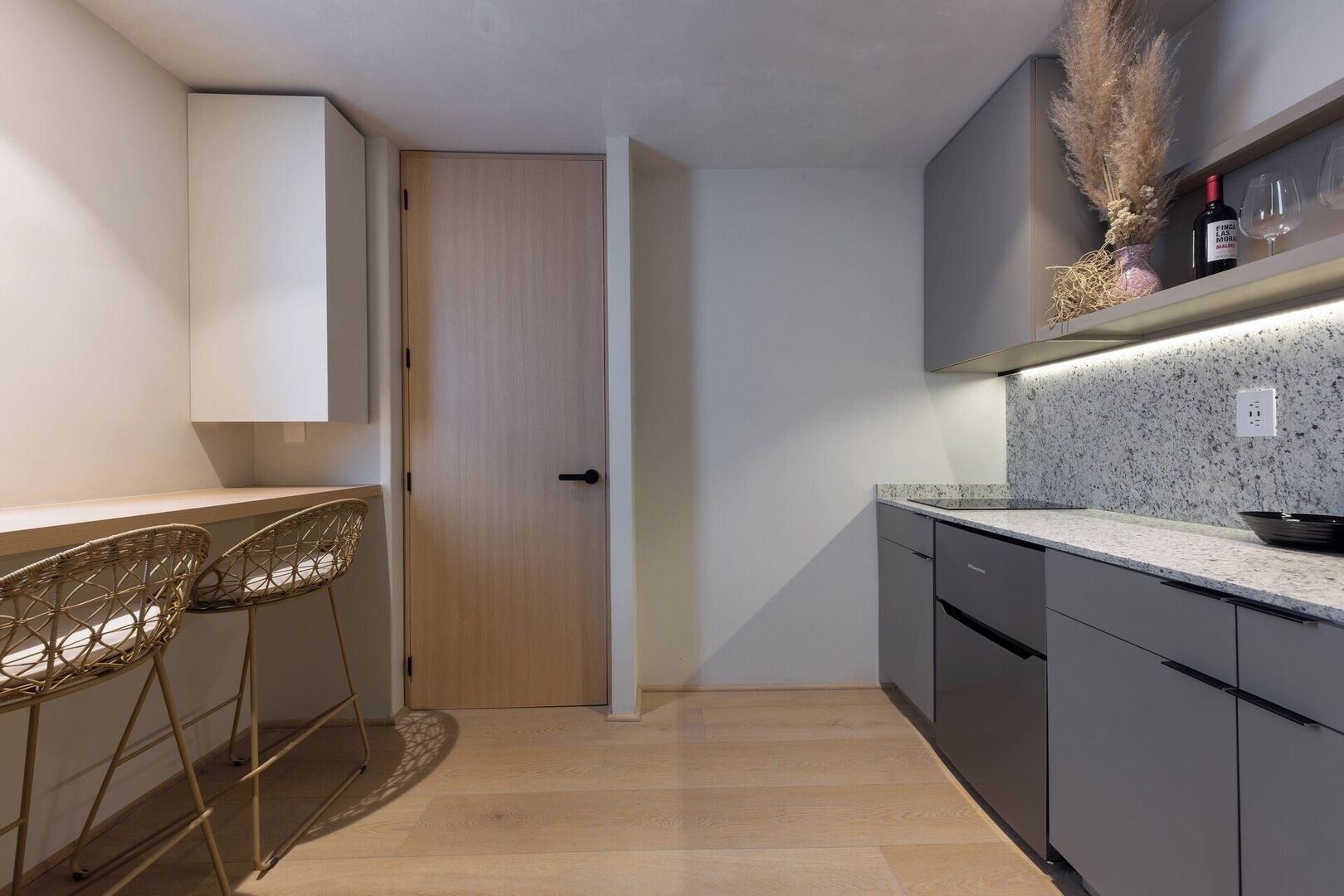 Een magnetron, een kookplaat, een koffiezetapparaat/waterkoker