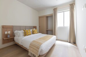 A bedroom with a bed, bedside table, and a wardrobe. - 305 Fabulous Apt near La Diana/Reforma/U.S Embassy (Mexico City)