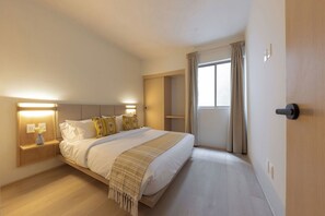 A modern bedroom with a large bed, bedside lamps, a nightstand, and a window with curtains. - 305 Fabulous Apt near La Diana/Reforma/U.S Embassy (Mexico City)