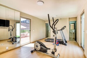 A gym with exercise equipment, a treadmill, and a mirrored wall. - 305 Fabulous Apt near La Diana/Reforma/U.S Embassy (Mexico City)