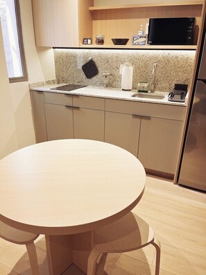 A modern kitchen with a round table, stainless steel appliances, and a granite countertop. - 301 Fabulous Apt near La Diana/Reforma/U.S Embassy (Mexico City)