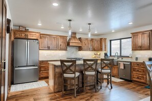Microwave, oven, stovetop, dishwasher - Sturgis Motorcycle Rally Rental - 5 bedroom with garage (Spearfish)