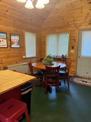 Dining - Cozy Cabin on the Carrabassett River, 30 minutes to Sugarloaf (New Portland)