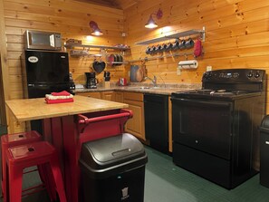 Microwave, oven, stovetop, dishwasher - Cozy Cabin on the Carrabassett River, 30 minutes to Sugarloaf (New Portland)