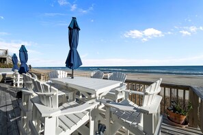 Outdoor dining - Pelican’s Bill: Stunning Oceanfront 3BR with Breathtaking Views (Surf City)
