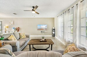 Smart TV - Charming 3-bedroom POOL house with canal in beautiful Cape Coral (Cape Coral)