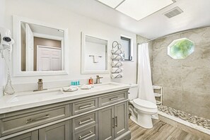 Shower, hair dryer, towels, soap - Charming 3-bedroom POOL house with canal in beautiful Cape Coral (Cape Coral)