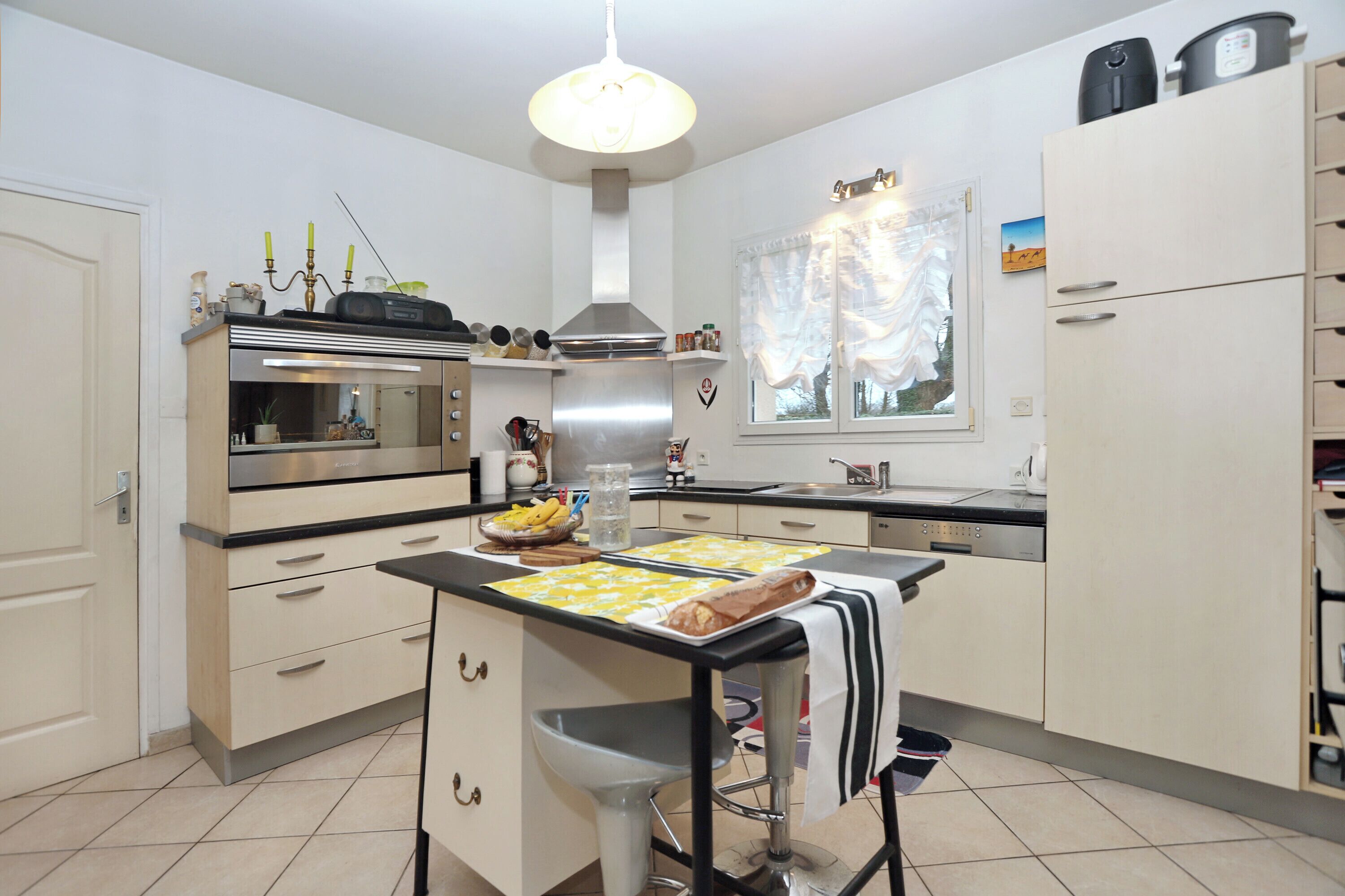 Réfrigérateur, four à micro-ondes, un four, lave-vaisselle