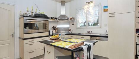 Refrigerador, microondas, horno, lavavajillas