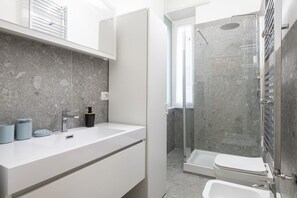 Shower, bidet, towels, shampoo - Easylife - Milan - Torchio 4 - Historic Center (Milano)