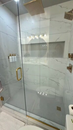 Dusche, Haartrockner, Handtücher, Seife