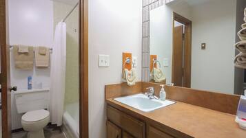 Haartrockner, Handtücher, Seife, Toilettenpapier