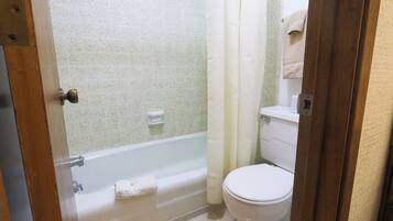 Haartrockner, Handtücher, Seife, Toilettenpapier