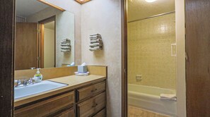 Hair dryer, towels, soap, toilet paper - Enjoyable Studio Condo in Lava Hot Springs near hot springs (Lava Hot Springs)