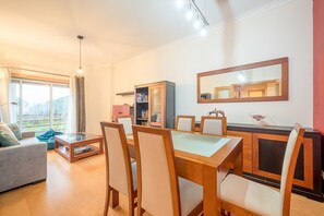 Dining - GuestReady - Cosy Retreat in Charneca de Caparica (Setúbal)