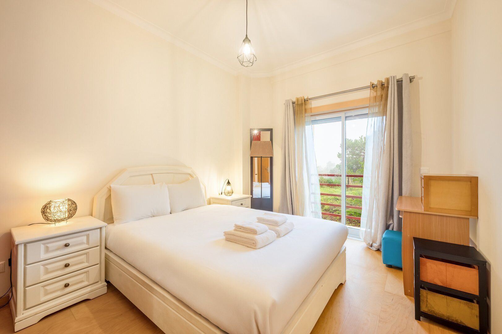 Fer et planche à repasser, accès Internet, draps fournis