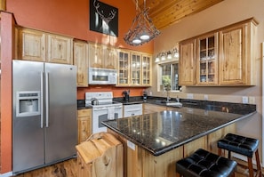 Microwave, oven, stovetop, dishwasher - Family Forest Cabin (Heber)