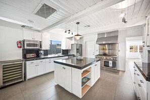 Casa, varias camas, acceso a la alberca, vista a la montaña (Riverside 2) | Cocina privada | Tostadora y comedor 