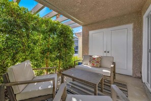 Leilighet, 1 queensize-seng, terrasse, hageutsikt (Parocela P113) | Terrasse/patio