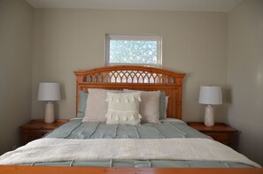 3 bedrooms, desk, iron/ironing board, free WiFi - Sleeps 8! Pet friendly retreat by the beach + movie room and large fenced yard (Mary Esther)