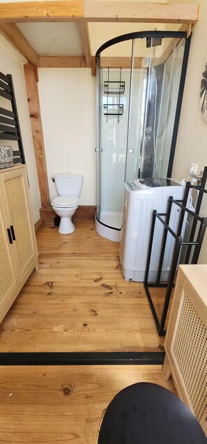 Bathroom - A stone's throw from the salt marshes. Apartment in the heart of a former seminary. (Les Sables-d'Olonne)