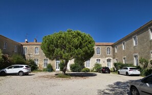 Exterior - A stone's throw from the salt marshes. Apartment in the heart of a former seminary. (Les Sables-d'Olonne)