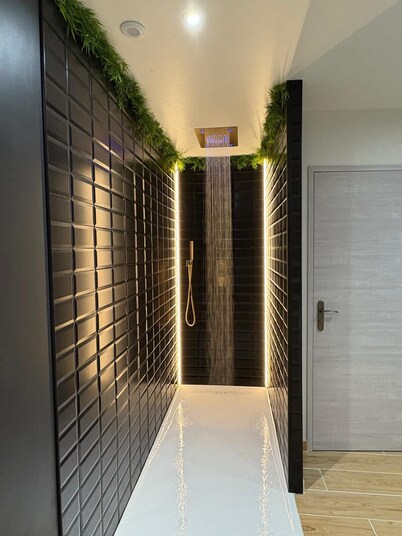 Parenthèse Enchantée pour Deux – Spa privé, sauna & vidéoprojecteur