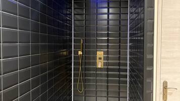 Douche, articles de toilette gratuits, sèche-cheveux