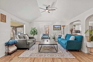 Televisión y chimenea 