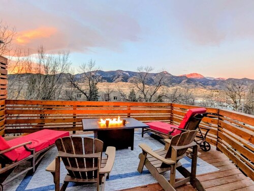 Private Yard w Mountain Views, Walk to Old CO City