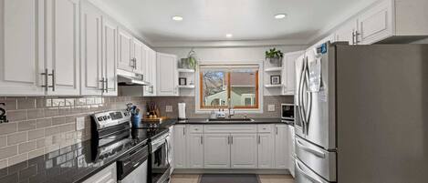 Kjøleskap, mikrobølgeovn, kokeplater og oppvaskmaskin