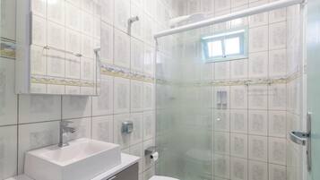 Basic Apartment | Bathroom | Shower