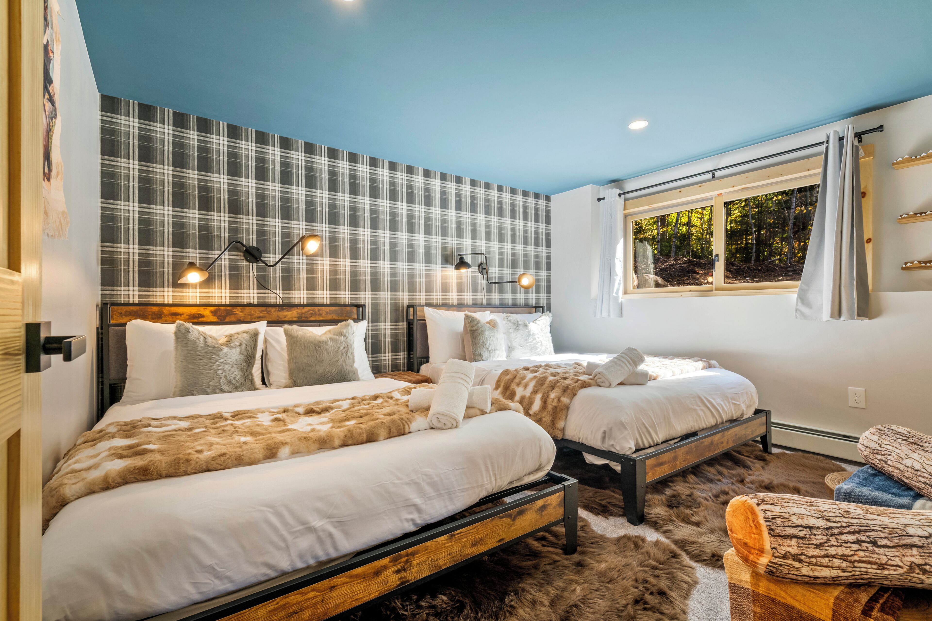 Tabla de planchar con plancha, wifi, ropa de cama