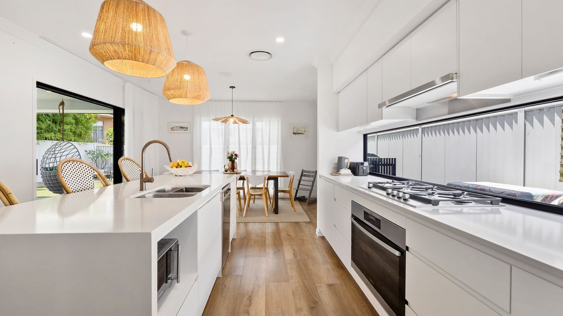 Mikrobølgeovn, ovn, oppvaskmaskin og høy barnestol