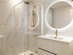 Shower, hair dryer, towels - Luxurious 2 bedroom penthouse with roof terrace (Cannes)