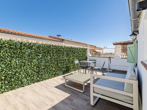 Outdoor dining - Luxurious 2 bedroom penthouse with roof terrace (Cannes)