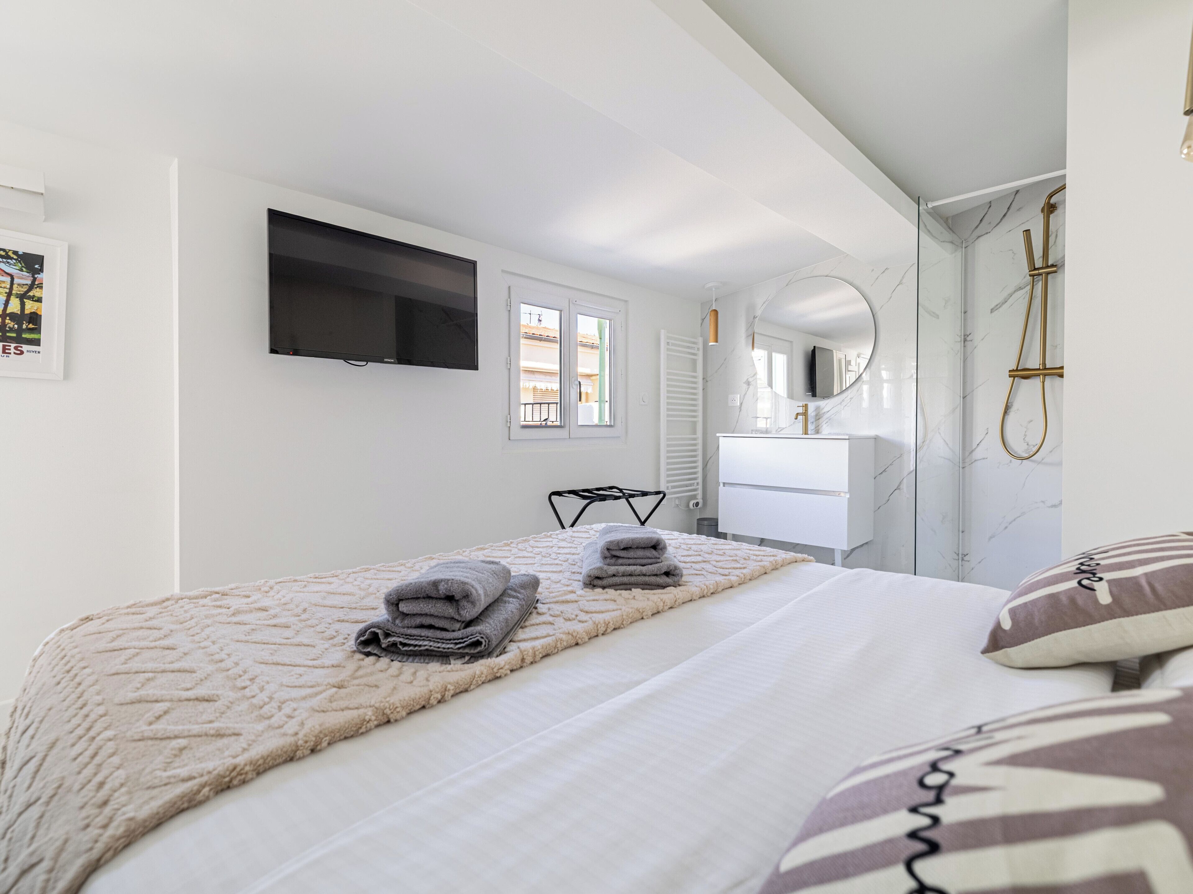 2 bedrooms, iron/ironing board, WiFi, bed sheets