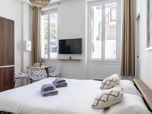 1 bedroom, iron/ironing board, WiFi, bed sheets - 1-Bedroom Apartment – Palais and Beach on foot (Cannes)